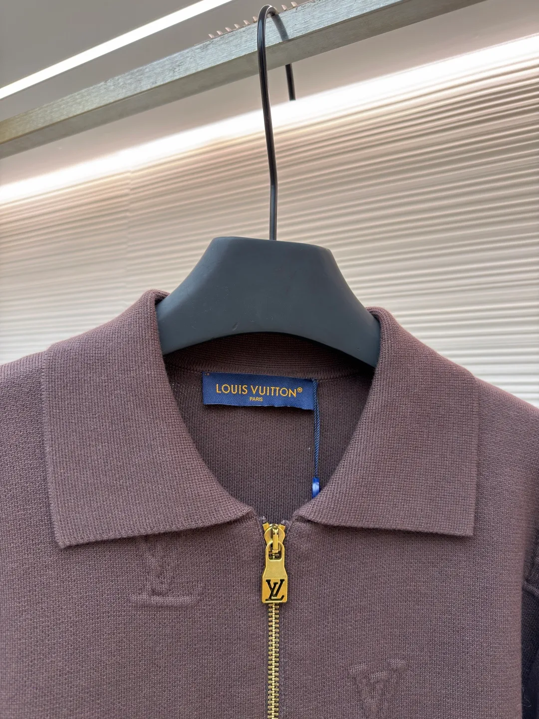 LOUIS VUITTON embossed executive jacket ●Original version: purchased and developed by 16756 ●Item number: 1681942-C00 ●Fabric: 100% cotton ●Technology: embossed production ●Color: brown ●Version: fitted version ●Weight: about 790 grams ●Size: S-M-L-XL ●Description: This Louis Vuitton knitted jacket is made of high-density cotton fabric. The classic LV logo is evenly woven into the body through three-dimensional jacquard technology. The texture is full and the touch is delicate. The neckline is designed with a lapel and is paired with a metal zipper placket (the zipper head is engraved with the brand logo), and the details highlight the texture. The cuffs and hem are ribbed, taking into account elasticity and fit, improving wearing comfort. The whole piece is cut in one piece, with seamless seams. The shape is crisp and the lines are smooth. It not only retains the softness of knitted items, but also has the silhouette of a jacket. It is a combination of craftsmanship and brand identity. The overall wiring is straight and delicate, the fabric is comfortable and soft, and the color is consistent without color difference. It can be matched with the same style to create a fashionable look and control various occasions. Customized accessories, complete with three standards, same style for men and women!